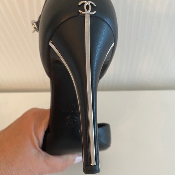 CHANEL Black Classic shoe with open toe lambskin - Picture 5 of 13